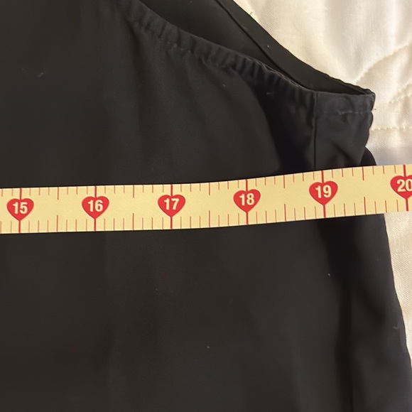 Lovely classy, button down blouse. - Picture 4 of 5